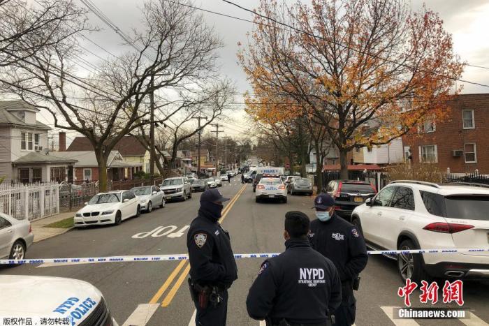 当地时间12月4日，美国纽约市布朗克斯地区发生枪击事件，导致两到三名法警和一名持枪嫌疑人受伤。图为警方在事发现场拉起警戒线。