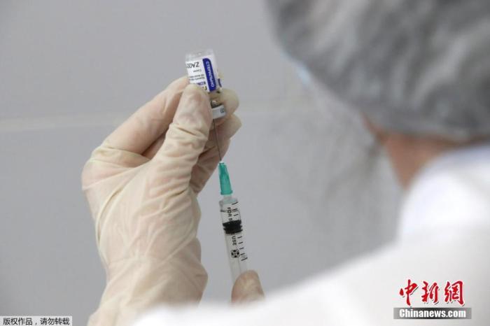 资料图：当地时间12月5日，俄罗斯莫斯科，医务人员准备为市民注射新冠疫苗。