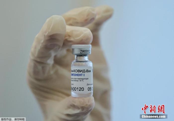 当地时间12月5日，俄罗斯莫斯科，医务人员展示新冠疫苗。