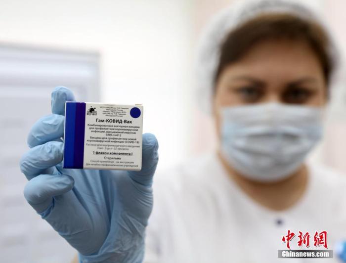 12月5日是莫斯科大规模接种新冠疫苗的第一天。在121号咨询—诊断综合诊所里设有新冠疫苗接种站。此次接种使用的是俄罗斯注册的首款新冠疫苗“卫星—V”。 中新社记者 王修君 摄