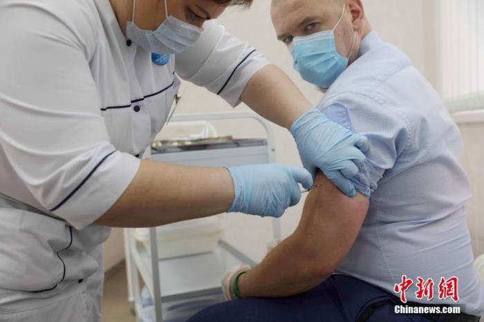 12月5日是莫斯科大规模接种新冠疫苗的第一天。一位接种者在121号咨询—诊断综合诊所里的接种站接种疫苗。<a target='_blank' href='http://www.chinanews.com/'>中新社</a>记者 王修君 摄