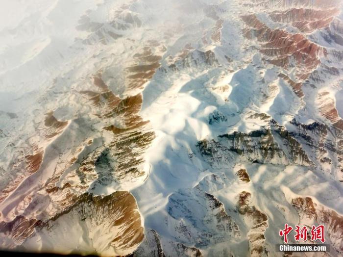 资料图：雪后的天山山脉一片银装素裹。图片来源：视觉中国