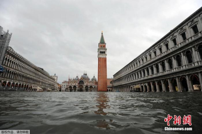 当地时间12月8日，意大利威尼斯遭遇洪水侵袭，城内多地被淹。据悉，洪水是由强于预期的大风抬高水位引起，防止威尼斯被洪水侵袭的“摩西系统”未能发挥作用。图为圣马可广场被淹。