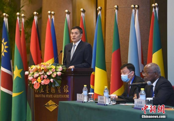 图为钱克明（左）在闭幕式上致辞。
<a target='_blank' href='http://www.chinanews.com/'>中新社</a>记者 侯宇 摄