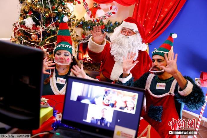 当地时间12月8日，在意大利罗马爆发的冠状病毒病(COVID-19)期间，一个装扮成圣诞老人的男子通过网络直播跟孩子们互动。