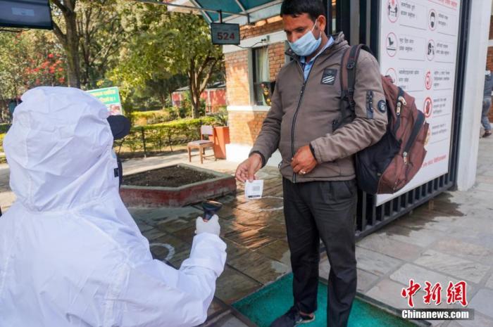 当地时间12月10日，当地民众准备进入重新开放后的尼泊尔加德满都动物园。受新冠肺炎疫情影响，该园从今年3月底开始关闭，至今已经约9个月。重新开放后，参观人群须遵守各项卫生规定。
中新社发 普拉丹 摄