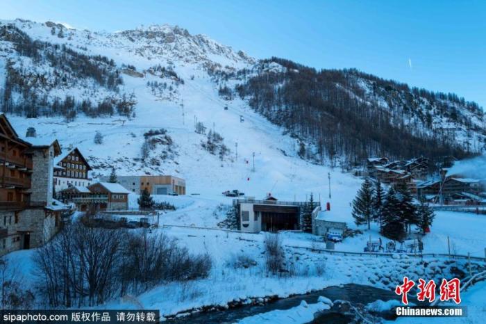 资料图：当地时间12月10日，受疫情影响，法国最受欢迎的滑雪胜地之一Val DIsere暂时关闭。图片来源：Sipaphoto 版权作品 请勿转载