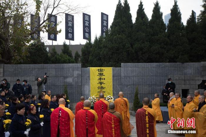 今年12月13日为第七个南京大屠杀死难者国家公祭日。当日,中国60多名僧侣及信众在侵华日军南京大屠杀遇难同胞纪念馆遇难者名单墙前举行“世界和平法会”,祭奠南京大屠杀死难者,祈祷和平。 泱波 摄 今年12月13日为第七个南京大屠杀死难者国家公祭日。当日,中国60多名僧侣及信众在侵华日军南京大屠杀遇难同胞纪念馆遇难者名单墙前举行“世界和平法会”,祭奠南京大屠杀死难者,祈祷和平。 泱波 摄
