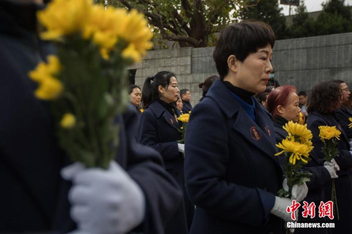今年12月13日为第七个南京大屠杀死难者国家公祭日。当日,中国60多名僧侣及信众在侵华日军南京大屠杀遇难同胞纪念馆遇难者名单墙前举行“世界和平法会”,祭奠南京大屠杀死难者,祈祷和平。 泱波 摄 今年12月13日为第七个南京大屠杀死难者国家公祭日。当日,中国60多名僧侣及信众在侵华日军南京大屠杀遇难同胞纪念馆遇难者名单墙前举行“世界和平法会”,祭奠南京大屠杀死难者,祈祷和平。 泱波 摄
