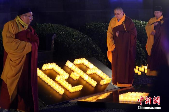 12月13日是第七个南京大屠杀死难者国家公祭日。当晚，“烛光祭·国际和平集会”在侵华日军南京大屠杀遇难同胞纪念馆举行。各界人士手捧烛台，告慰逝者、祈愿和平。
中新社记者 泱波 摄