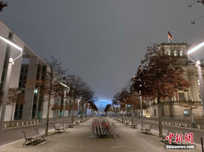图为13日晚，柏林国会大厦旁一条往日游人和锻炼者较多的街道如今变得空空荡荡。
<a target='_blank' href='http://www.chinanews.com/'>中新社</a>记者 彭大伟 摄