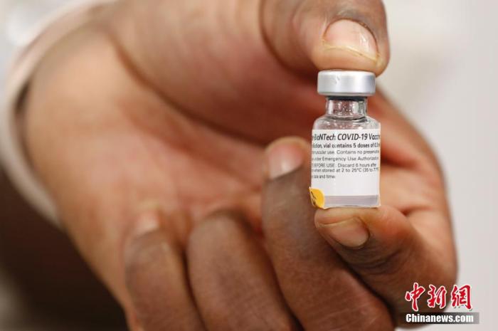 当地时间12月14日，纽约长岛犹太医疗中心护士展示美国首批新冠疫苗。当日，辉瑞公司首批近300万剂新冠疫苗陆续运抵美国各地。
<a target='_blank' href='http://www.chinanews.com/'>中新社</a>记者 廖攀 摄