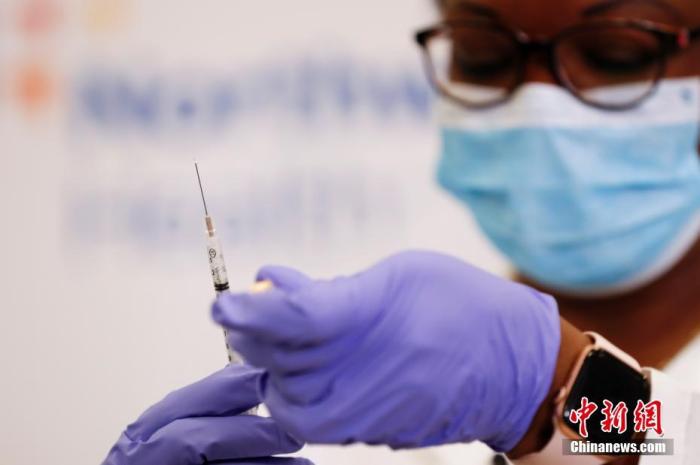 当地时间12月14日，纽约长岛犹太医疗中心护士准备注射新冠疫苗。当日，辉瑞公司首批近300万剂新冠疫苗陆续运抵美国各地。 <a target='_blank' href='/'>中新社</a>记者 廖攀 摄