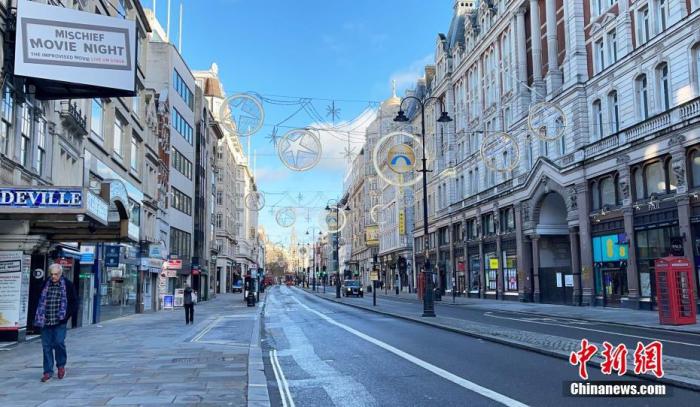 资料图：圣诞节前的英国伦敦，街上行人稀少，影院和非必需商店全部关闭。
<a target='_blank' href='http://www.chinanews.com/'>中新社</a>发 张梦琪 摄