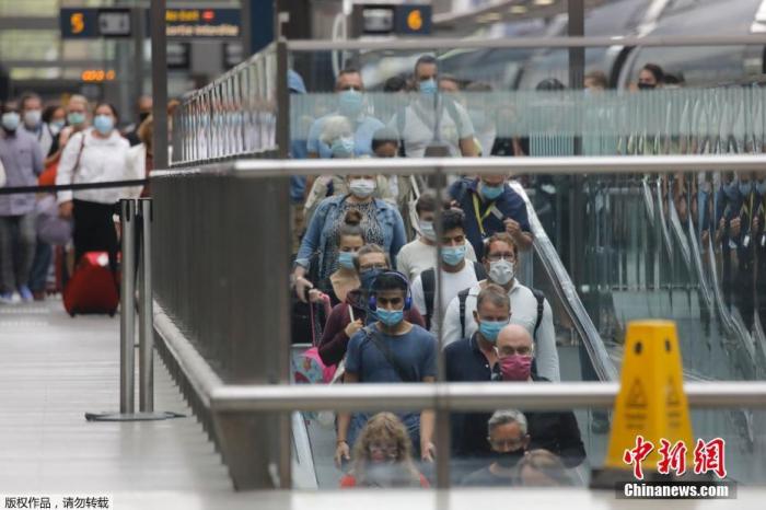 英国伦敦圣潘克思火车站挤满了前往巴黎的旅客。 