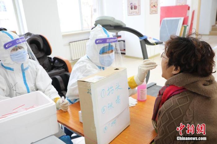 资料图：12月23日，辽宁大连，市民进行核酸检测。
中新社记者 杨毅 摄