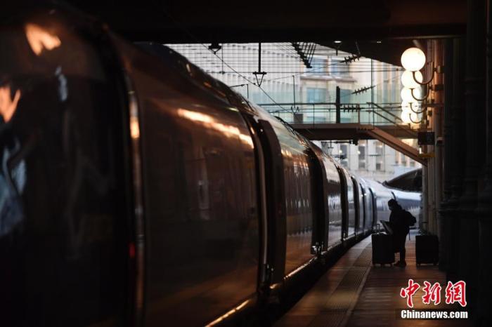 来自伦敦的旅客搭乘“欧洲之星”列车入境法国。图片来源：ICphoto
