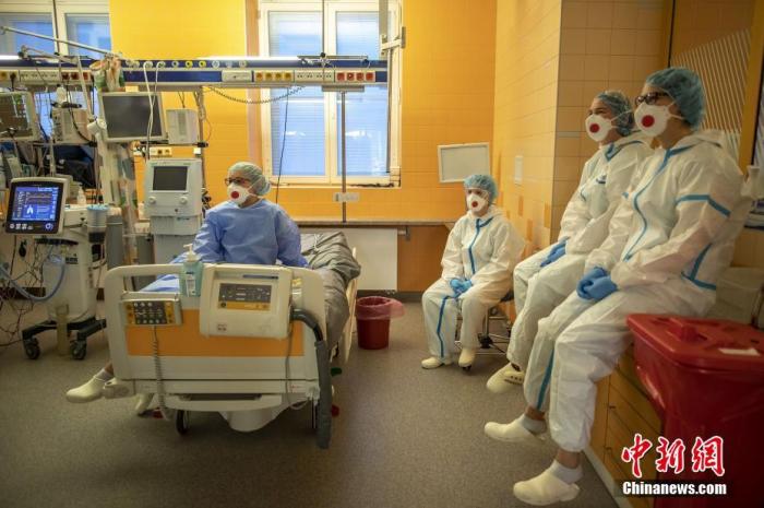 捷克医护人员在病房观看圣诞节目。图片来源：CFP视觉中国