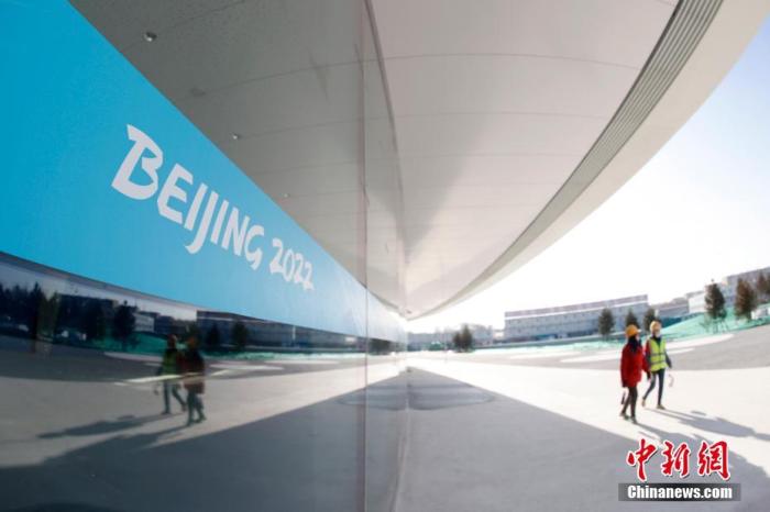2020年12月25日，北京2022年冬奥会标志性建筑国家速滑馆完工，计划于2021年1月开展首次制冰工作。冬奥会期间，国家速滑馆将承担速度滑冰比赛，在此将诞生14块金牌。图为国家速滑馆外的冬奥元素。
a target='_blank' href='http://www.chinanews.com/'中新社/a记者 韩海丹 摄