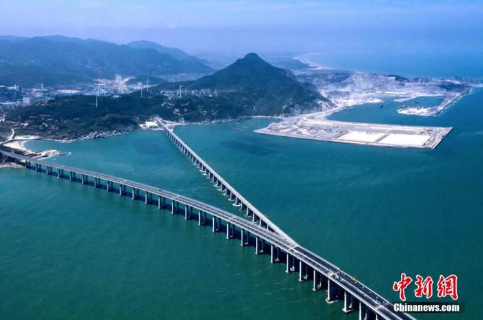 图为鸟瞰中国首座公铁两用跨海大桥——平潭海峡公铁大桥。 王东明 摄