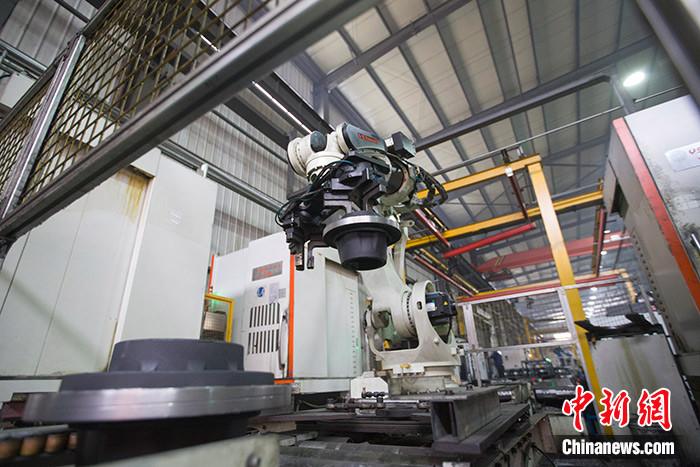 资料图：汽车配件厂的机器人正在作业。<a target='_blank' href='/'>中新社</a>记者 张云 摄