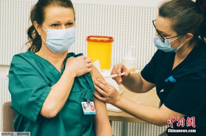 资料图：芬兰的一名医护人员正在进行新冠疫苗接种工作。