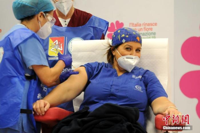 意大利巴勒莫， 人们在医院有序接种预防新冠的疫苗。图片来源：ICphoto