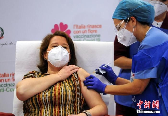 当地时间2020年12月27日，意大利巴勒莫， 人们在医院有序接种预防新冠的疫苗。图片来源：ICphoto