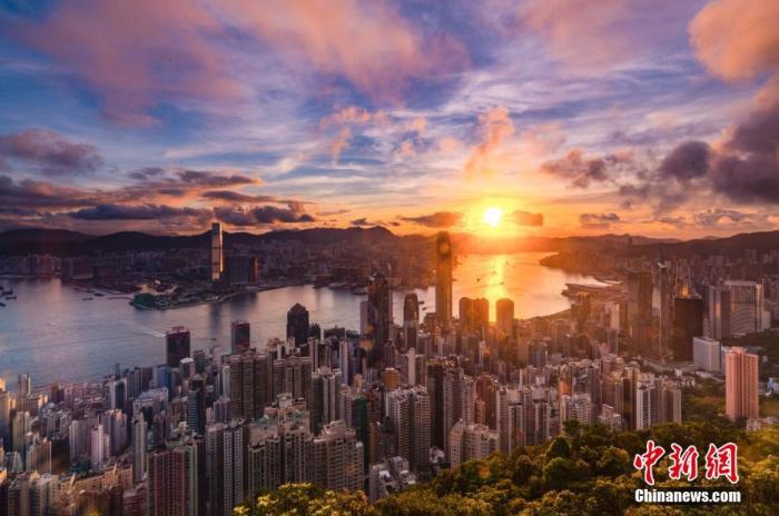 2020年6月30日早晨，一阵骤雨过后，笼罩在香港上空的乌云逐渐消散，一轮朝阳在东方喷薄而出，曙光照耀维港两岸。<a target='_blank' href='http://www.chinanews.com/'>中新社</a>记者 张炜 摄