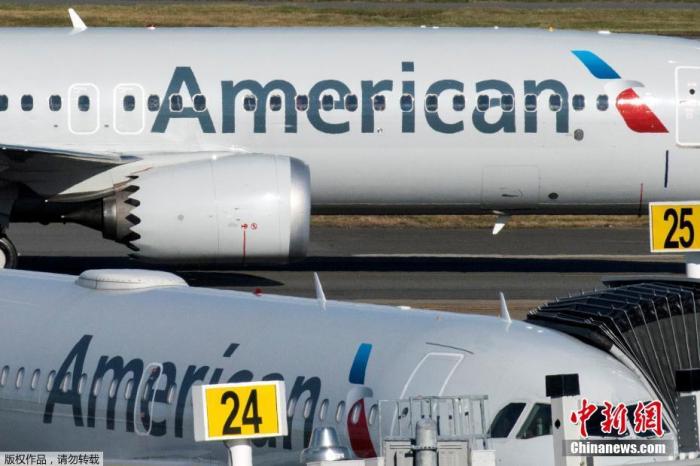 当地时间12月29日，美国航空公司718航班抵达纽约拉瓜迪亚机场，该航班机型为波音737MAX。美国联邦航空局(FAA)11月解除波音737MAX型客机长达20个月的“禁飞令”后，这型客机首次重返美国商业客机市场。此前波音737MAX发生两起空难，于2019年3月遭全球禁飞。