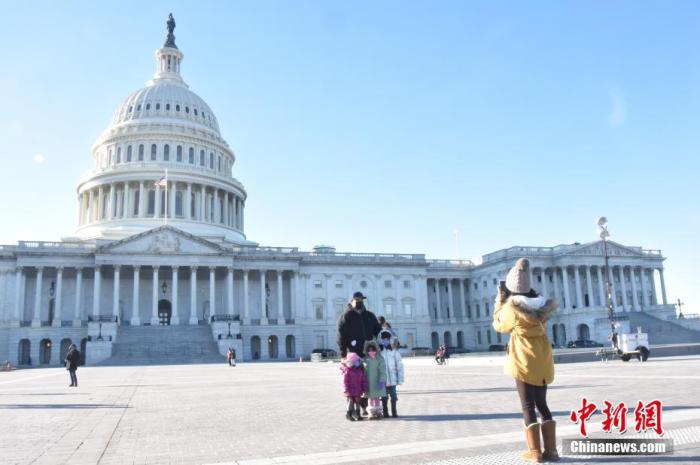 资料图：美国首都华盛顿，民众佩戴口罩拍照。<em></em>
中新社记者 沙晗汀 摄