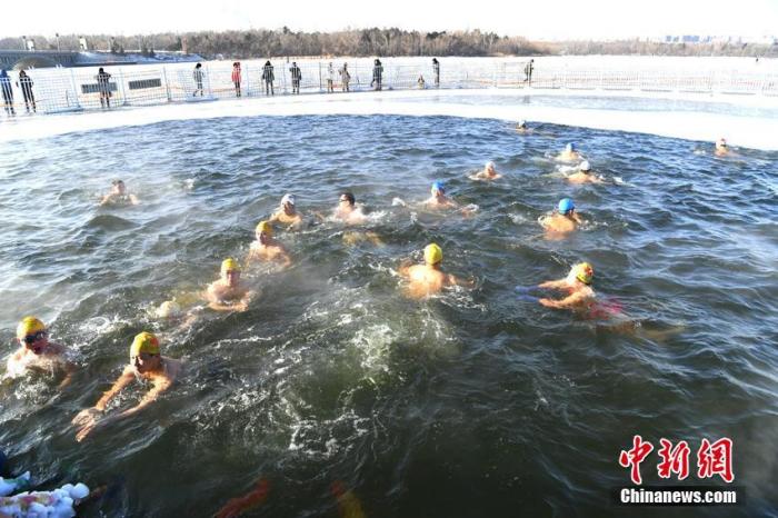 1月1日，在长春南湖公园，冬泳爱好者在水中畅游。当天最低气温达零下25摄氏度，来自中国各地的百余名冬泳爱好者，在冰冷的湖水中畅游，迎接新年的到来。张瑶 摄