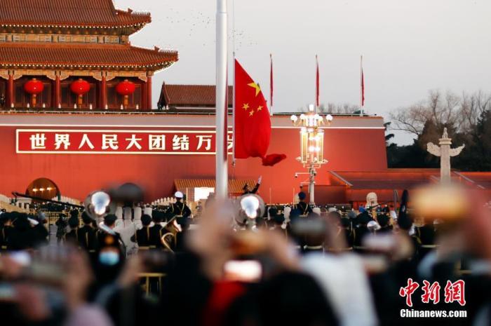 1月1日晨，北京天安门广场举行隆重的升国旗仪式。图为民众观看、拍摄升旗仪式。
 中新社记者 盛佳鹏 摄