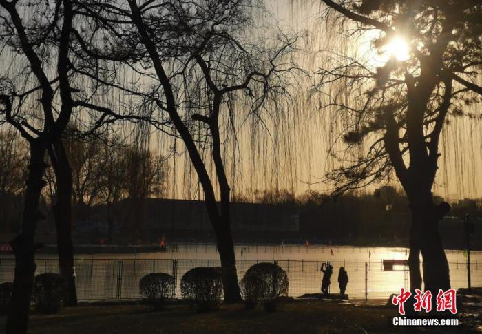 1月1日，元旦假期，游客前往北京陶然亭公园游玩。