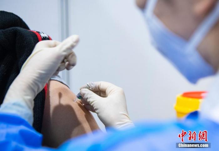 资料图：医护人员为接种人员注射疫苗。<a target='_blank' href='http://www.chinanews.com/'>中新社</a>记者 侯宇 摄