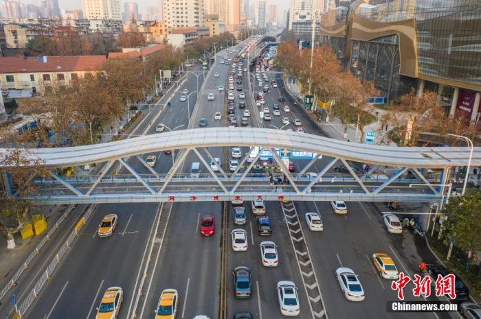 湖北省武漢市以抗疫為主題的同濟健康天橋。圖片來源:視覺中國 湖北省武漢市以抗疫為主題的同濟健康天橋。圖片來源:視覺中國