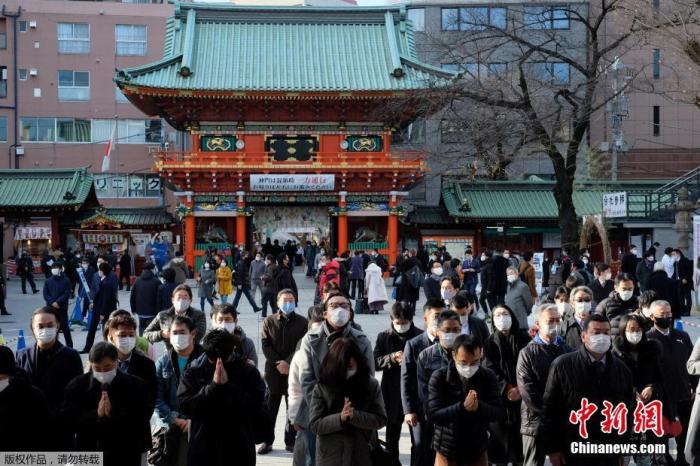 日本东京，人们在2021年的第一个工作日在神田神社祈祷。
