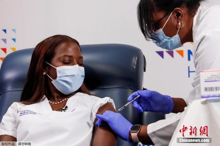 当地时间2021年1月4日，美国纽约，护士桑德拉·林赛在长岛犹太医院接种新冠病毒疫苗第二针。