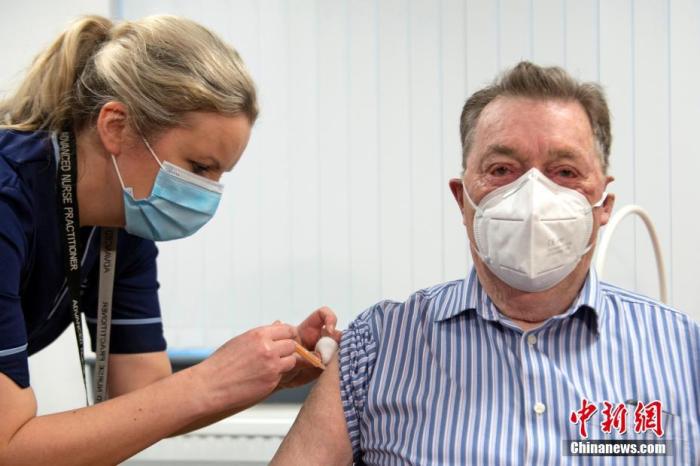 1月4日，在英國蘇格蘭鄧迪的洛基健康中心，護士為一名82歲的老人注射新冠疫苗。