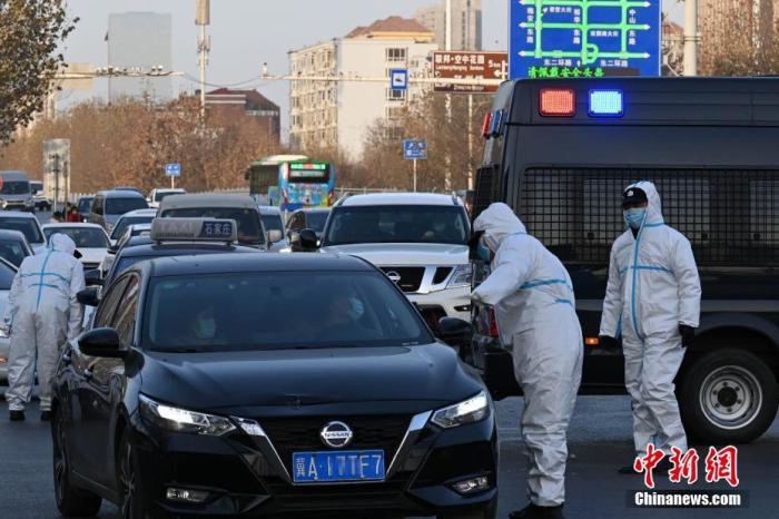 1月6日，河北石家庄一高速上道口，当地警方正在疏导并劝返车辆。
中新社记者 翟羽佳 摄