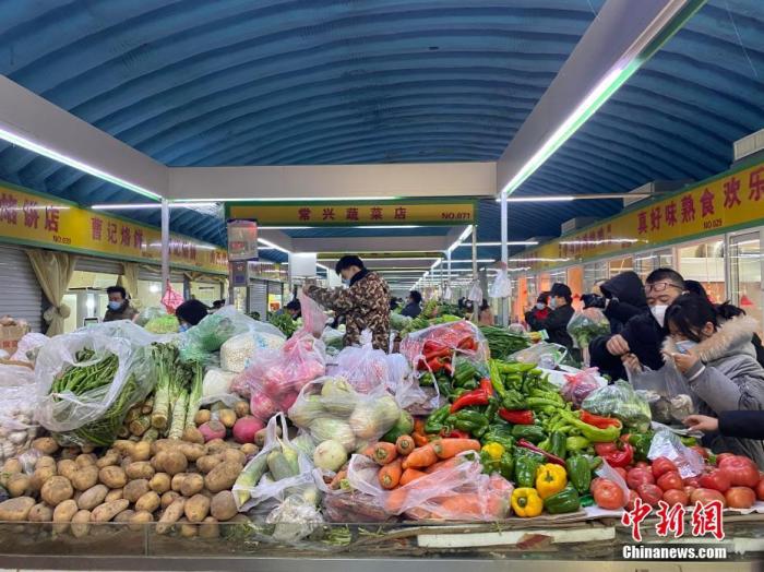 资料图：石家庄一便民市场内蔬菜供应充足。中新社记者 黄歆尧 摄