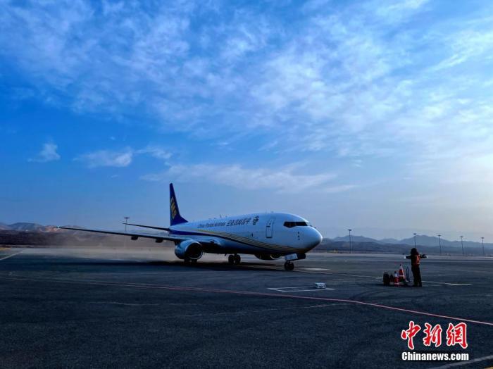 图为邮政航空CF9051航班降落在西宁曹家堡国际机场。
中新社记者 孙睿 摄