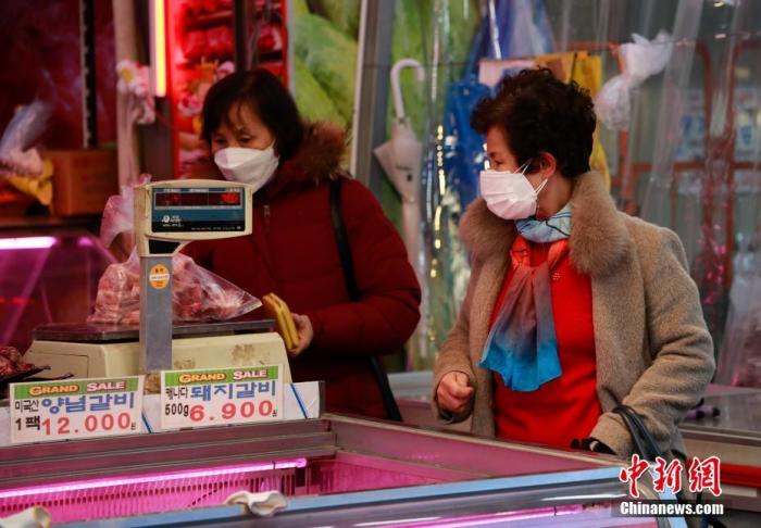 1月6日，韩国气象厅针对首尔市发布寒潮预警。这是自2018年1月以来，首尔市时隔3年首次发布寒潮预警。图为1月6日，首尔民众身着厚大衣买菜。 <a target='_blank' href='http://www.chinanews.com/'>中新社</a>记者 曾鼐 摄