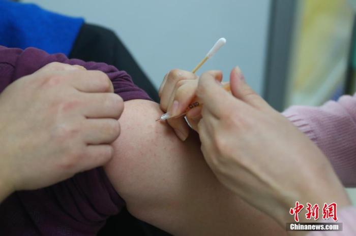 资料图：护士为接种者注射新冠病毒疫苗。 中新社记者 刘占昆 摄