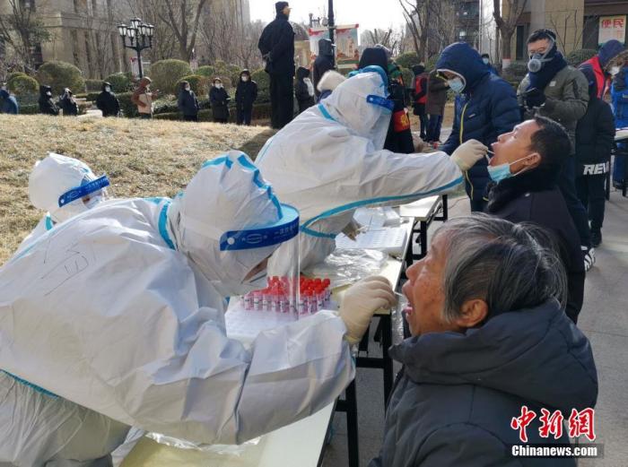 1月6日，河北石家庄长九花园小区，防疫人员为该小区居民进行核酸检测。中新社记者 翟羽佳 摄