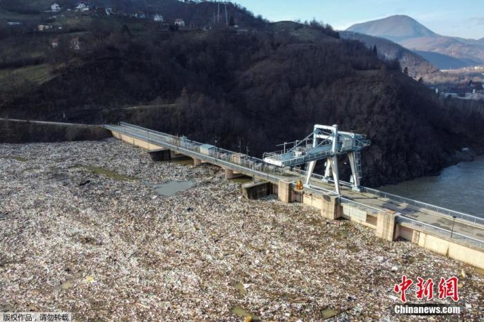 当地时间1月5日，塞尔维亚波特佩科湖的大坝附近飘满塑料垃圾，场面触目惊心。