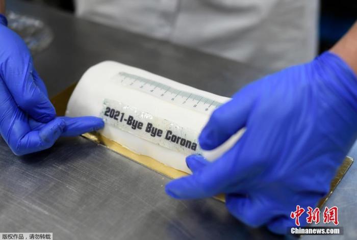 资料图：德国多特蒙德一家面包坊在封锁期间制作了新冠疫苗注射器形状的饼干和蛋糕，并在上面写着“再见，2019冠状病毒病”。