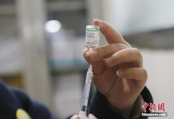1月7日，青海省西宁市第一人民医院内，一名护士正准备为接种人员注射新冠病毒疫苗。
<a target='_blank' href='http://www.chinanews.com/'>中新社</a>记者 马铭言 摄