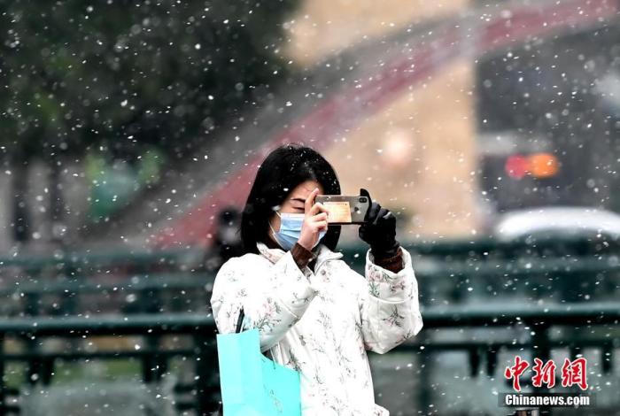 1月7日，四川省成都市主城区迎来2021年首场降雪，气温下降。图为市民在雪中拍照。
<a target='_blank' href='http://www.chinanews.com/'>中新社</a>记者 安源 摄