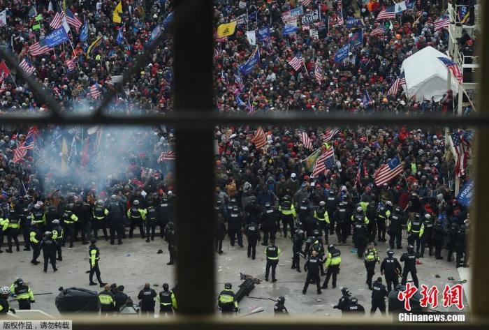 当地时间1月6日，美国参众两院确认选举人团投票结果的联席会议，因前总统特朗普支持者闯入国会大厦引发大规模骚乱而被迫中断，现场极度混乱。